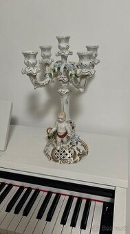 Porcelánový svietnik “Amor s kvetinovým košickom “