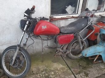 Rôzne stare motocykle nekompletné na ND