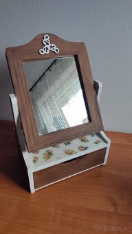 Toaletny stolik so suflikom