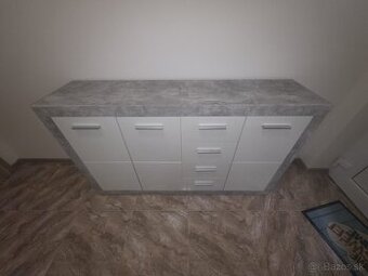 Moderná komoda / skrinka v kombinácii biela + betón