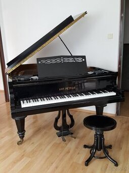 Luxusné starožitné krídlo Petrof