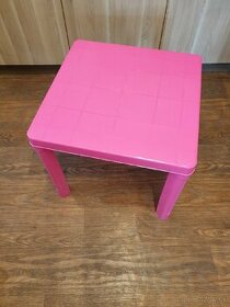 Ružový plastový detský stolík