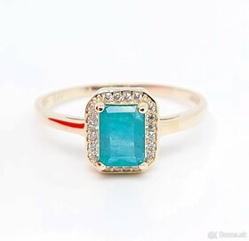 Emeraldový prsteň zo žltého zlata s diamantami
