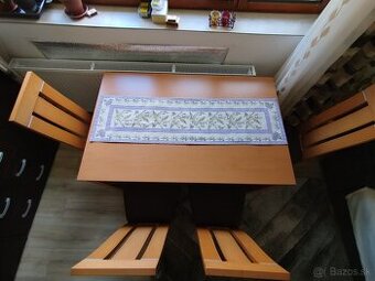Jedálenský stôl a 4 stoličky