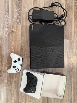 Xbox One + 2 x ovladac + sluchadla + 6 x hra