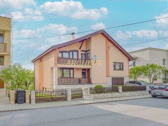 NA PREDAJ RODINNÝ DOM S GARÁŽOU, POZEMOK 781 m2, SVIDNÍK