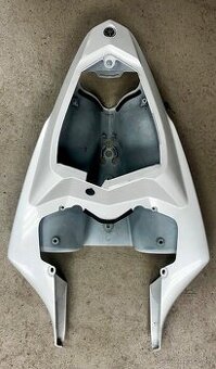 Yamaha YZF-R1 RN22 podsedadlový plast