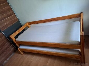 Predám praktickú drevenú posteľ s výsuvným lôžkom
