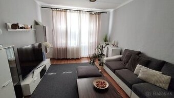 Zariadený trojizbový byt s veľkou loggiou