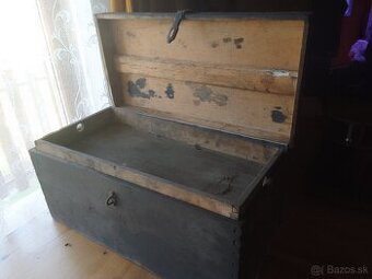 Drevené vojenské kufre.