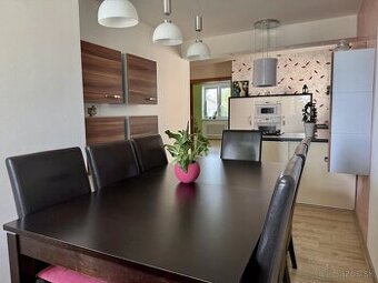 Na predaj komfortný 6-izbový rodinný dom s garážou - 1