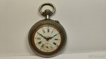 Kapesní hodinky s uprostřed s lehce malovaným ciferníkem.