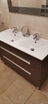 PREDÁM KÚPEĽNOVÚ SKRINKU+ZRKADLO.