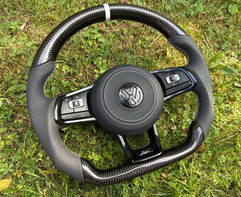 VOLKSWAGEN VOLANT KARBON - PERFOROVANA KOŽA - BIELE ŠITIE