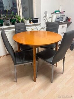 Jedálenský rozťahovací stôl a stoličky