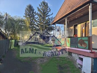 Záhrada s murovanou poschodovou chatkou