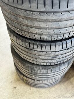 235/35R20. 255/40R20