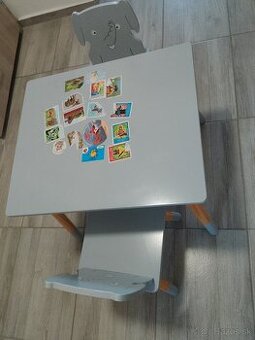 Stôl so stoličkami