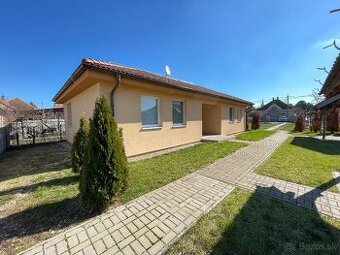 Dvojdom vo Veľkom Mederi s možnosťou ďalšej výstavby.