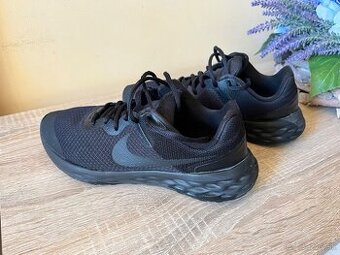 Nike Revolution