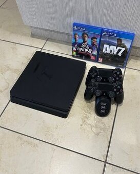 PlayStation 4 (PS4) + 2x ovládače