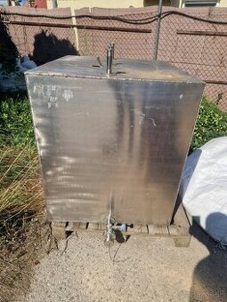 Uzavretá nerezová nádoba 870L