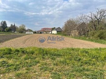 Slnečný pozemok v tichej lokalite len 14km od Šale - 1