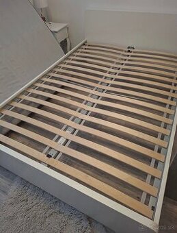 Posteľ 140x200 + rošt + matrac