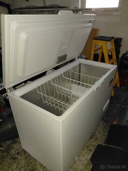 Truhlicová zhora otvárateľná mraznička Whirlpool 438l