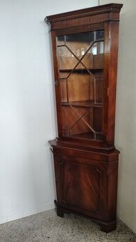 Luxusní rohová vitrína – anglický styl, Nábytek s příběhem