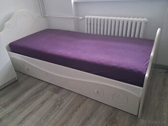 Detská dievčenská posteľ