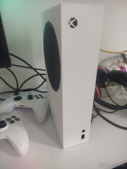 Vymením Xbox series s 2 ovládače top stav