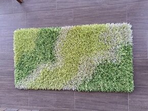 Zelený koberec s vysokým vlasom