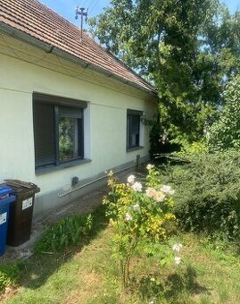 Obývateľný rodinný dom–ideálny na rekonštrukciu. Mojmírovce.