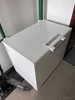Truhlicova mraznička AEG
