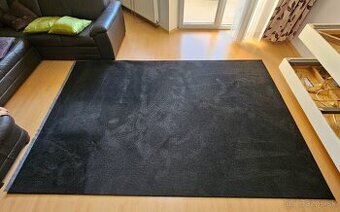 Cierny tmavy koberec IKEA 200x300 cm (2x3 m)