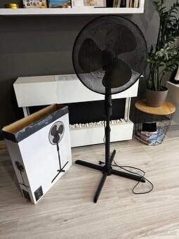 Stojanový ventilátor - čierny