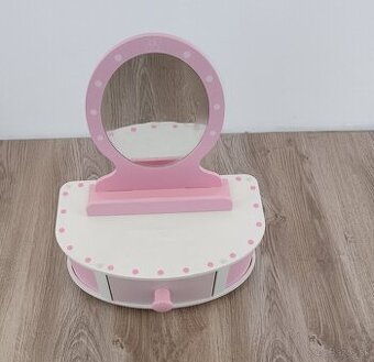 Drevený stolík na líčenie