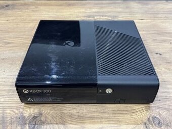 Samostatná herná konzola XBOX 360E 4GB na diely / opravu