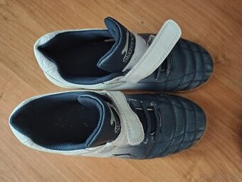Predám Adidas botasky veľkosť 38 a halovky veľkosť 38