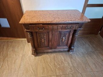 Drevená komoda s mramorovou doskou