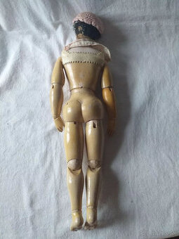 Stará bábika na reštaurovanie. Označte pre identifikáciu.