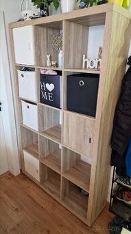 Drevený regál, vitrina