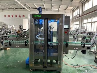 Dávkovací stroj, plniaci stroj na tekutiny / pasty