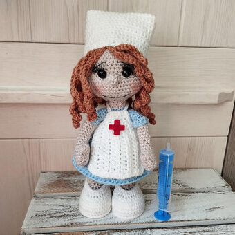 Bábika-zdravotná sestra.