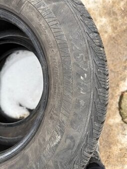 predám celoročné , jazdené pneu  225/70 r15c