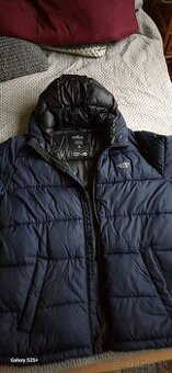 Predám málo nosenú zimnú bundu Hollister.