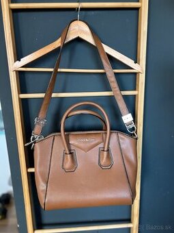 Hnedá kabelka cez plece
