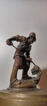 Socha zlievač bronz