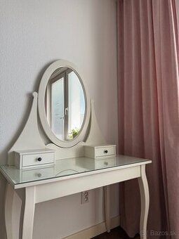 Kozmetický toaletný  stolík